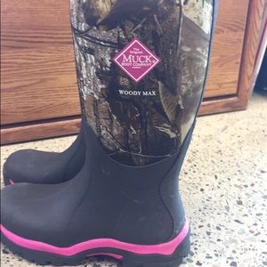 Pink/camo much boots
